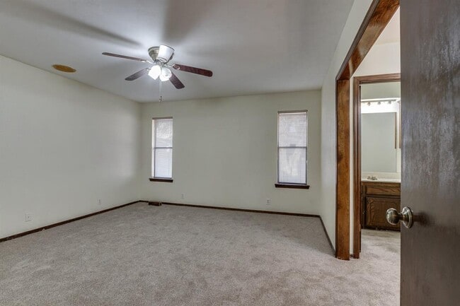 Building Photo - 2013 Tanglewood Dr