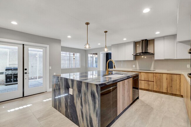 Building Photo - Stunning Remodeled 4-Bedroom Home in Exclu...