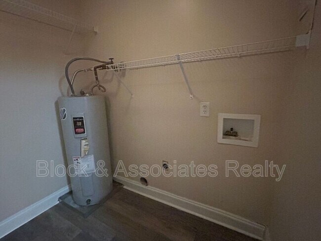 Building Photo - 2260 Sunderland Rd