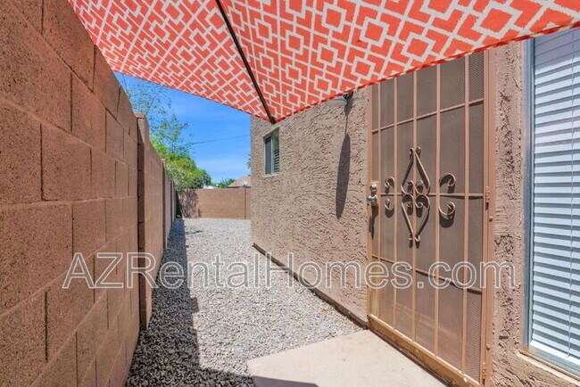 Building Photo - 1712 E Pepper Cir