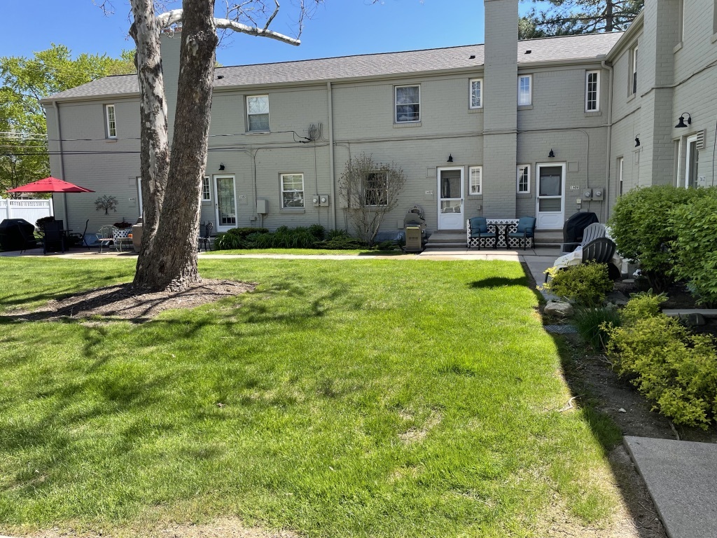 Back courtyard area - 1608 Graefield Rd