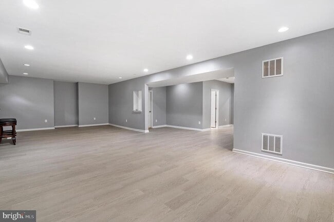 Building Photo - 8880 Olive Mae Cir