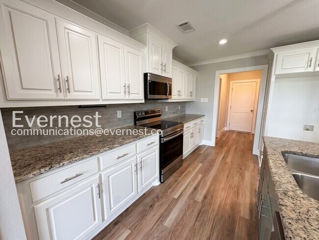 Building Photo - 4 Bed/2 Bath Home with Fenced Yard & Garage / Pet-Friendly / Available Now!