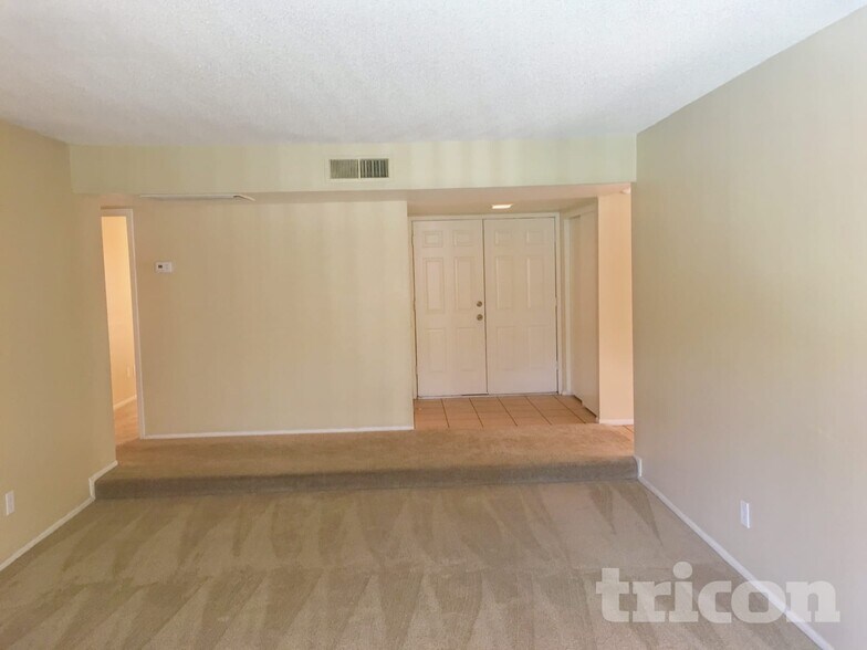 Building Photo - 5819 W Grovers Ave