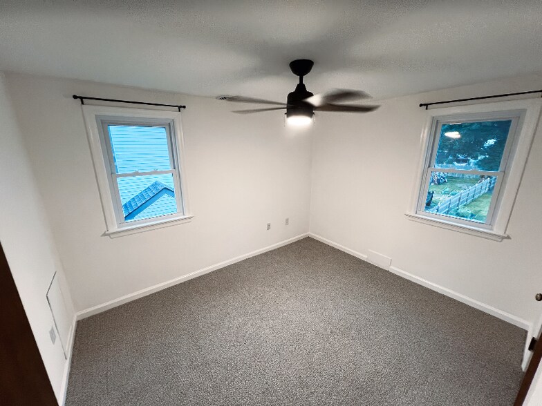 Building Photo - 27 8th Ave