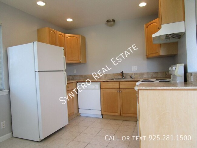 Building Photo - Upstairs 2 Bedroom/1 Bath Apartment with G...