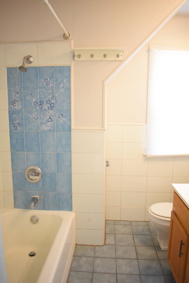Building Photo - 2 Story Cute House Close to Campus! Lease Now for the 2026-2027 School Year! Available September ...