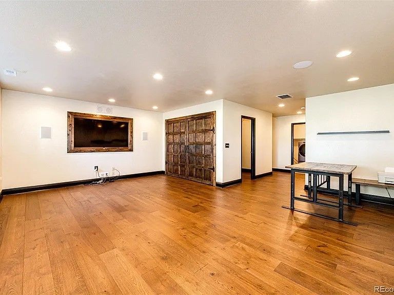 Building Photo - 3383 Mt Royal Dr
