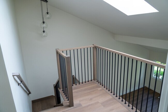 Building Photo - Completely Remodeled 3br Townhome in UTC