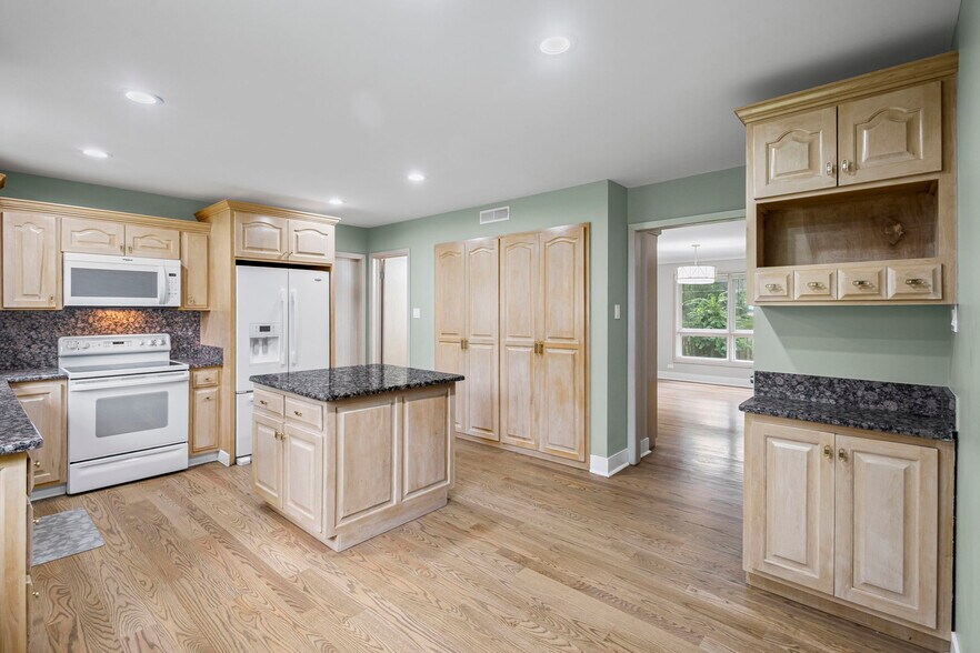 Building Photo - 2712 2nd Private Rd