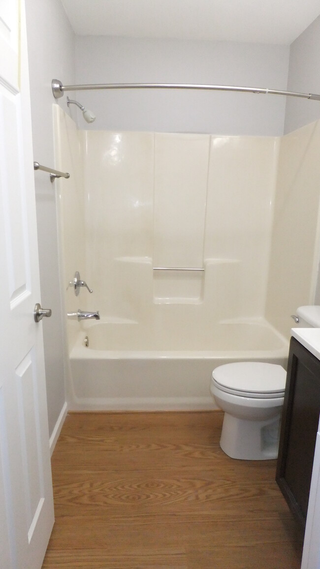 Bathroom - Shower and Tub - 605 W North St