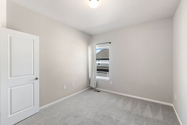 Building Photo - Beautiful 3-bedroom, 3-bathroom townhome located in Lorson Ranch!!
