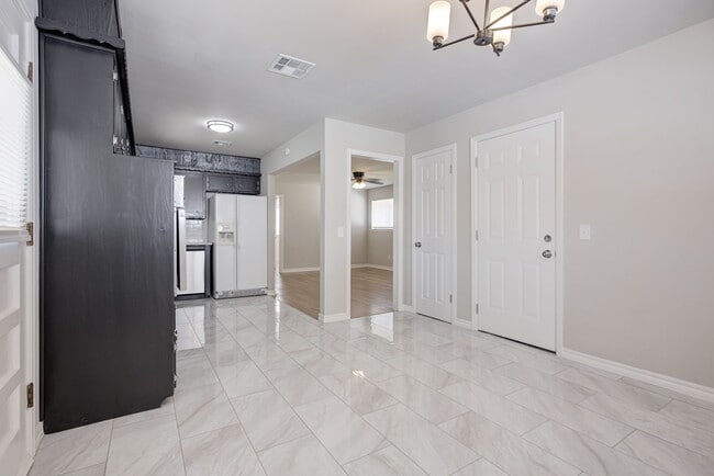 Building Photo - 1520 Brookdale Dr