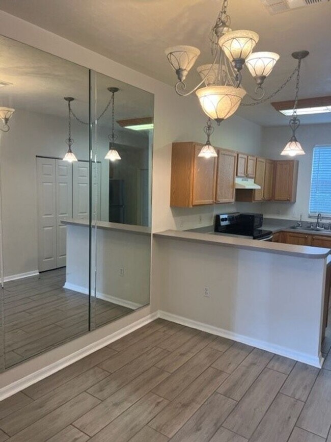 Building Photo - Spacious townhome in Kensington North