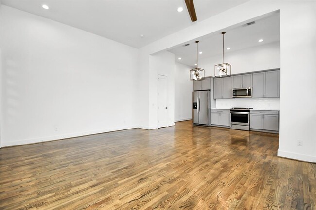 Building Photo - 732 W 22nd St