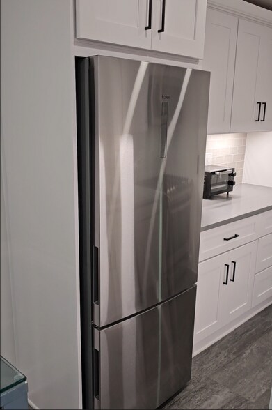 refrigerator - 10201 Grosvenor Plz