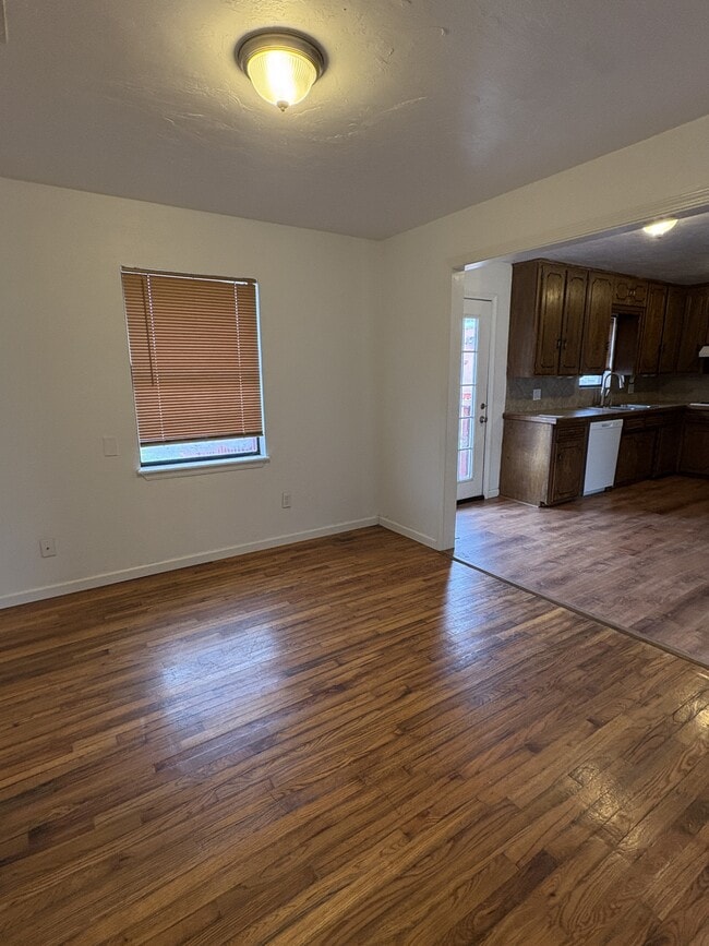 Building Photo - 403 S Hillcrest St