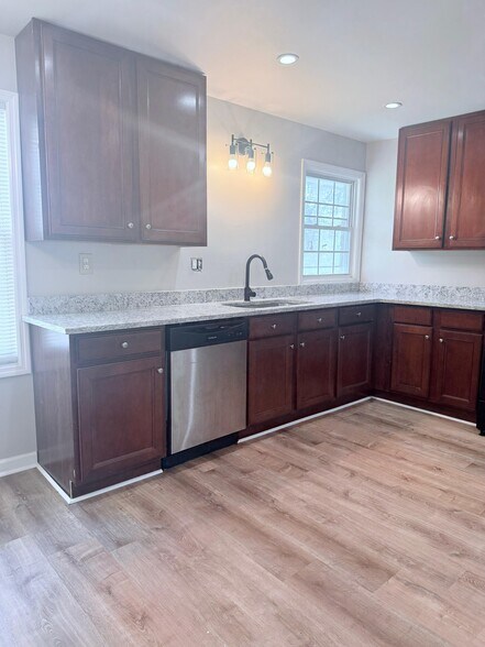 Building Photo - 1604 Roberts Dr SE