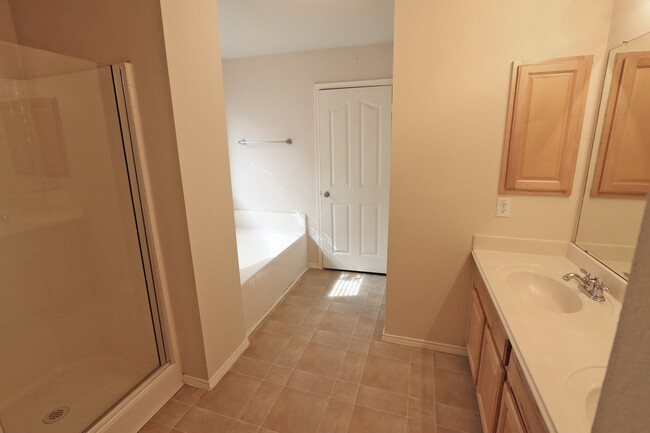 Building Photo - 1000 Warbler Ln