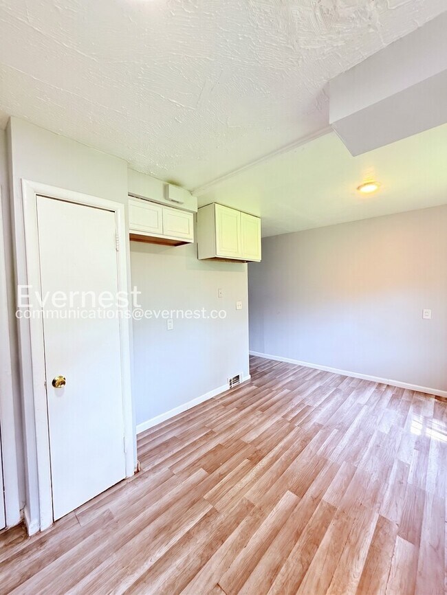 Building Photo - Charming Townhome with Driveway and Street Parking | Pet friendly | Available Now!