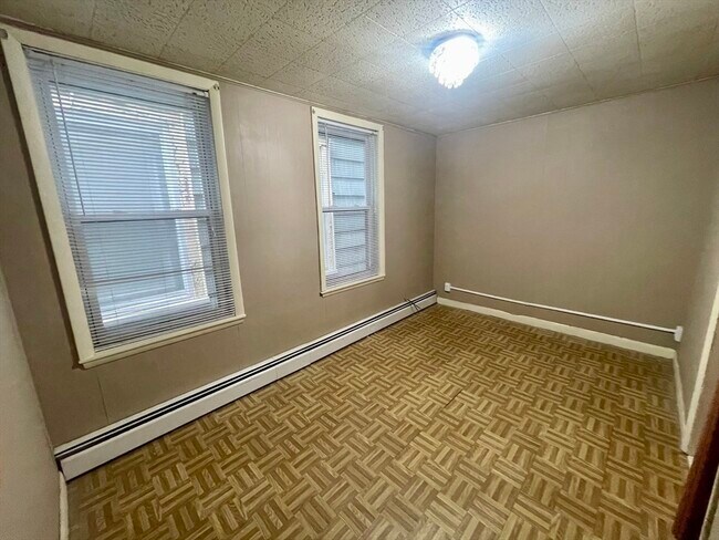 Building Photo - 136 Saratoga St