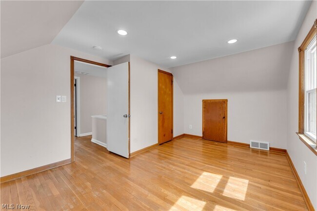Building Photo - 6911 Farnsworth Dr