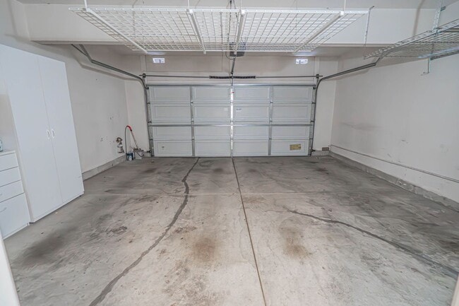 Building Photo - Spacious 4-Bedroom Townhome with Downstairs Bed/Bath in Creekside!