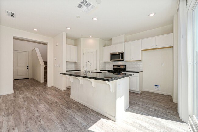 Building Photo - Fully Furnished Mid-term Rental