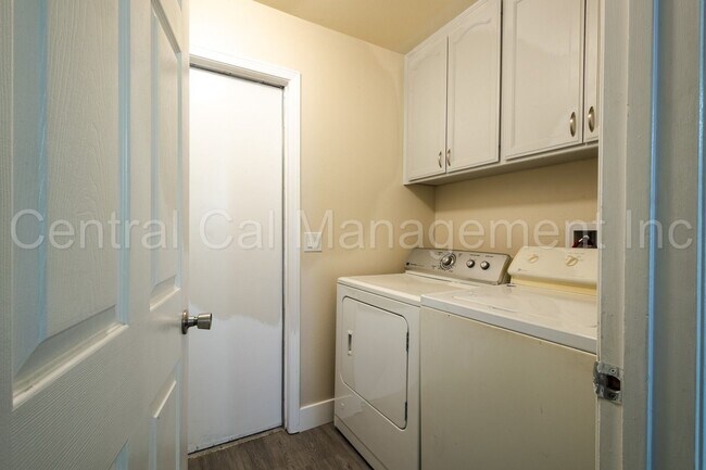 Building Photo - 3 Bedroom/2 Bath Home in the Southwest - $2295 Per Month!