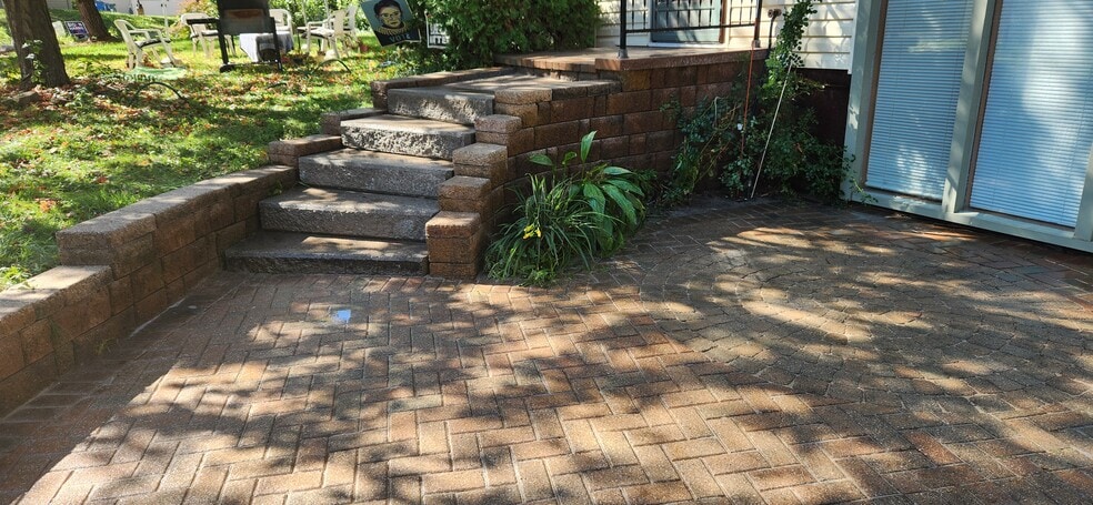 Patio and small garden - 2116 Thaler Ave