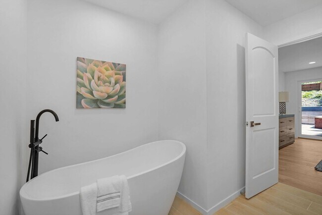 Building Photo - Fully Renovated Orinda Home for Rent, Avai...