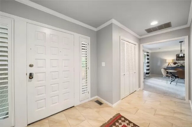 Building Photo - Incredible Ranch Style Home in Midtown!
