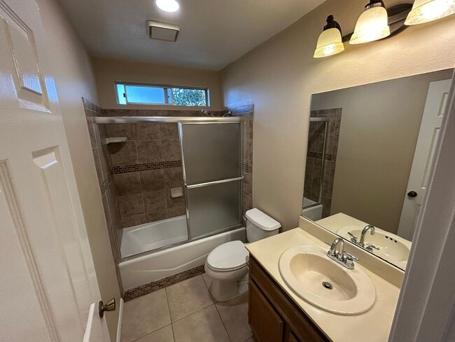 Building Photo - Coming Soon!! Spacious condo at Ascot Park Villas!!!