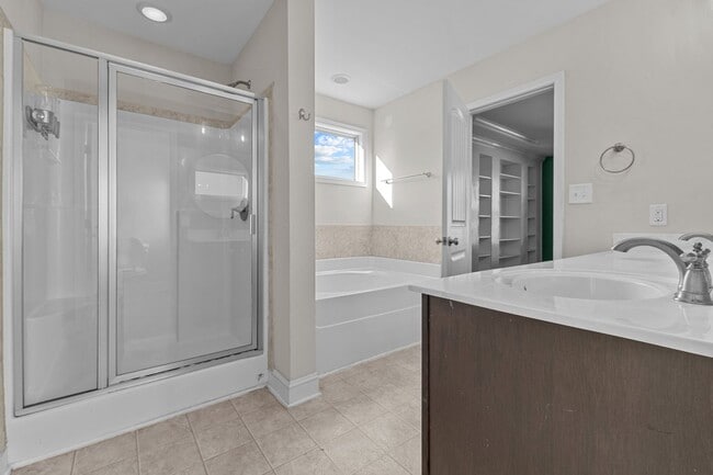 Building Photo - **SHOWINGS UNAVAILABLE UNTIL AUGUST 1ST!!!**