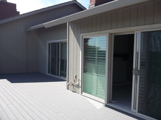 Building Photo - Home in The Bluffs overlooking American River