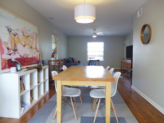 Building Photo - 310 West Mistletoe Avenue