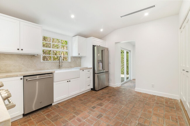 Building Photo - 222 S County Rd