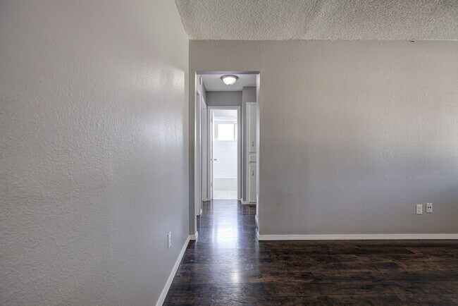 Building Photo - 916 S Patterson Dr