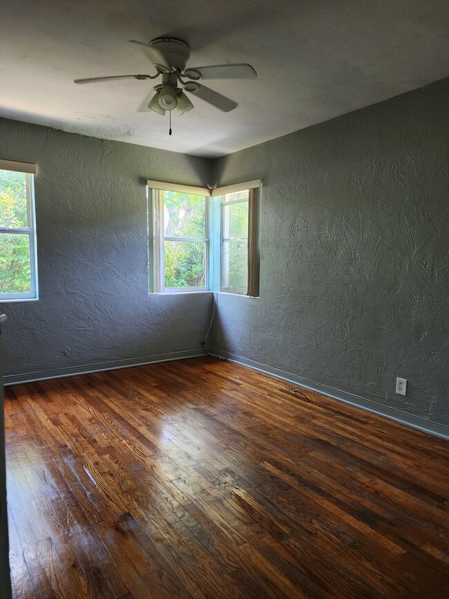 Building Photo - 3  Bedroom 1 Bath Single Family Home