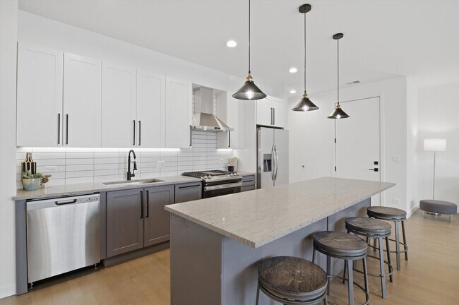 Building Photo - 5824 N Lincoln Ave