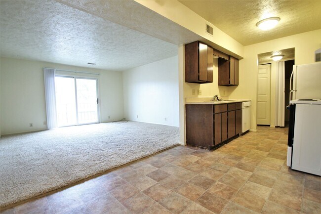 Building Photo - 2 Bedroom / 1 Bath Apartment