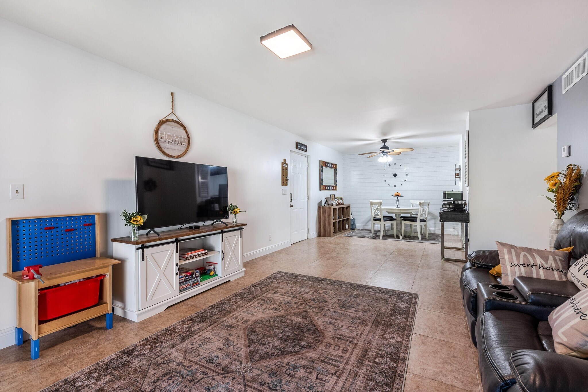 Building Photo - 9930 Pineapple Tree Dr
