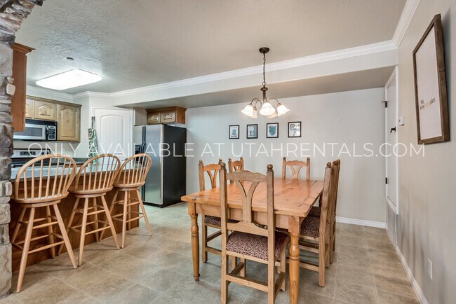 Building Photo - 956 W 580 S