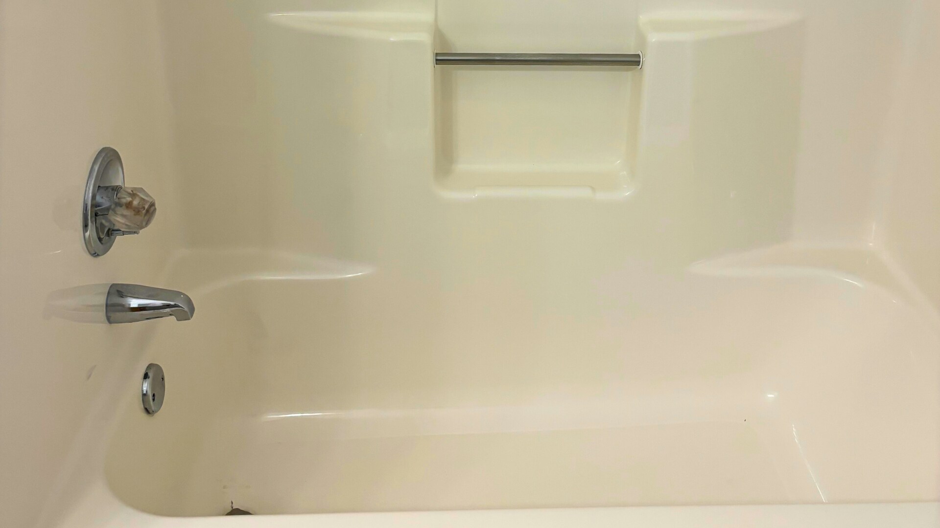 Clean tub/shower with built-in shelf. - 905 Park Pl NE