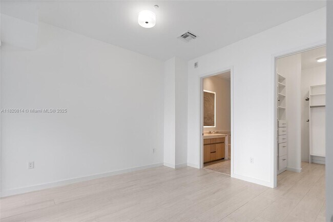 Building Photo - 2831 S Bayshore Dr