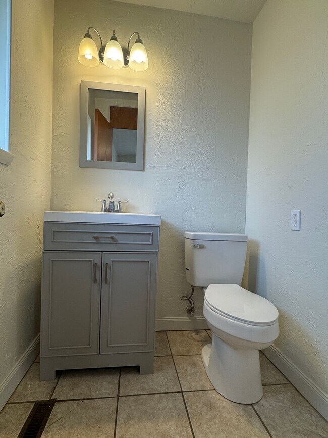 Building Photo - 3907 NW Denver- AVAILABLE NOW!!