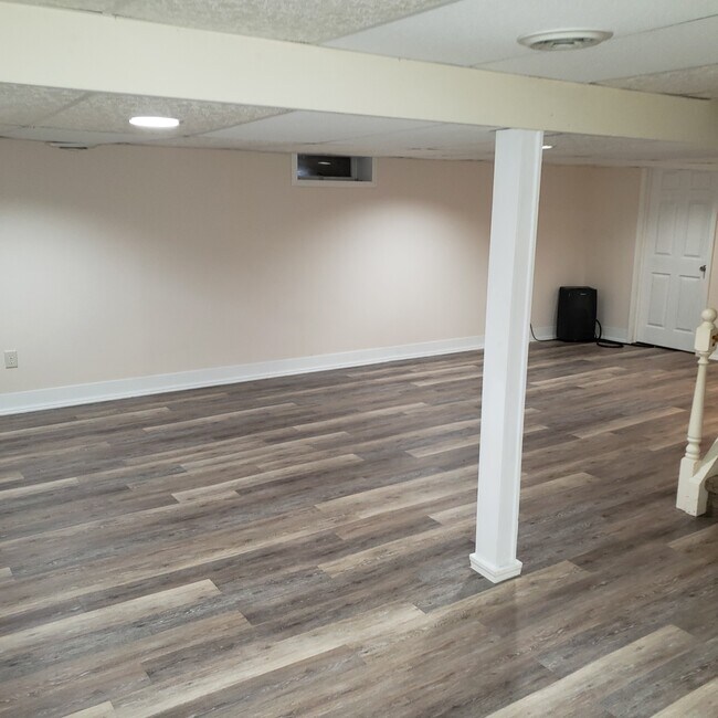 Building Photo - 552 Mendon Rd