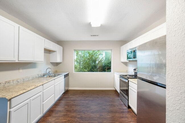 Building Photo - * Move-In Special * Beautiful 3 Bed / 2 Bath Home in Fort Smith