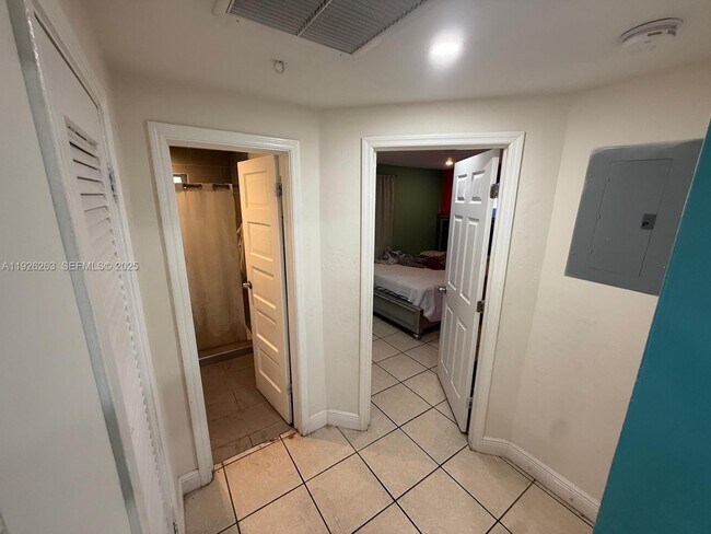 Building Photo - 1299 NE 40th Ct