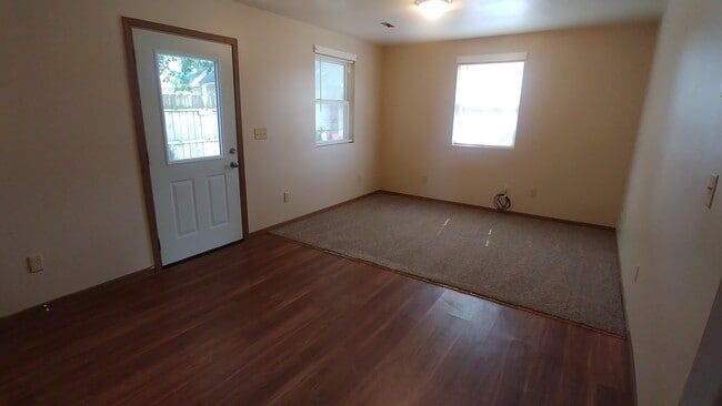 Building Photo - 207 N Elm St